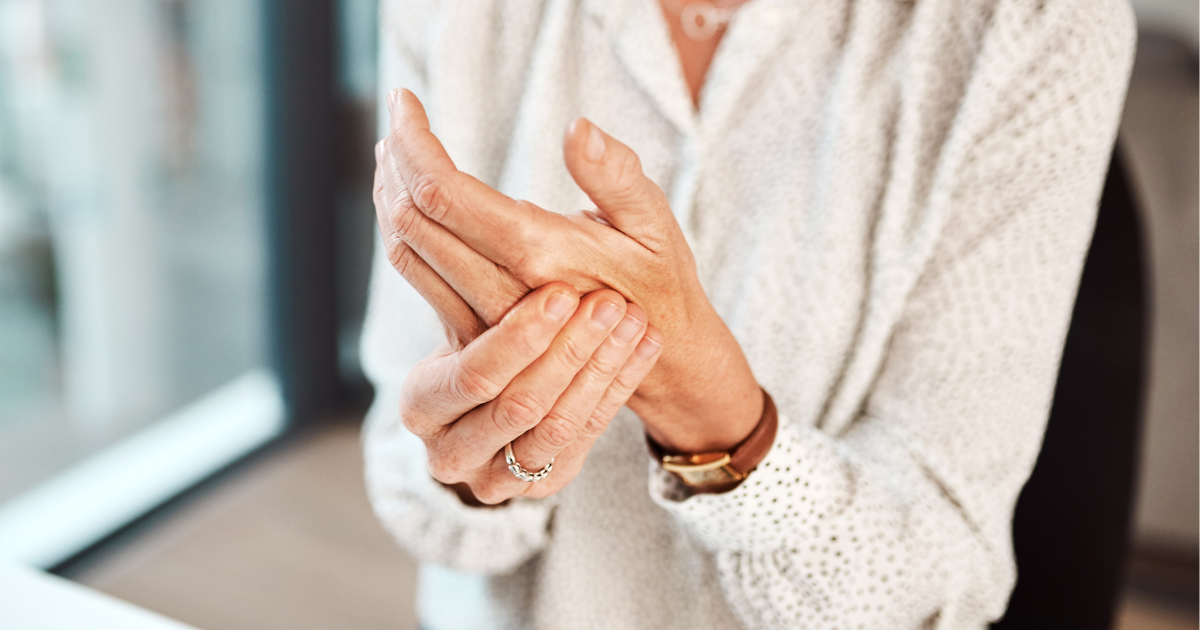 rizoartrosi e artrosi nodale - mano femminile che massaggia il palmo dell'altra mano